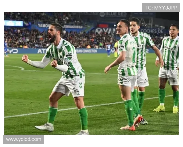 西媒:塞维众将德比赛后举反贝蒂斯旗帜,可能被贝蒂斯投诉 西媒:塞维众将德比赛后举反贝蒂斯旗帜,可能被贝蒂斯投诉